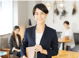 生き生きした表情のスーツを着た女性