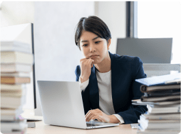 少し暗い顔でPCを眺めている女性