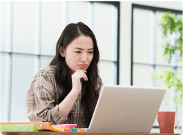 少し暗い顔でPCを眺めている女性