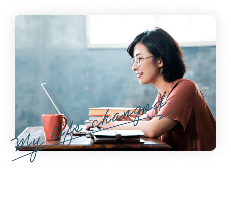 女性が生き生きとした表情でPCに向かっている様子